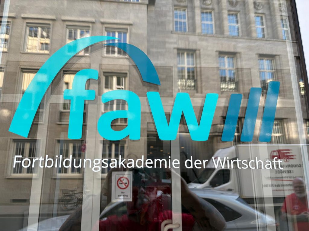 Bild Schorn Umzüge und Service Glasfassade der FAW Fortbildungsakademie der Wirtschaft in Köln